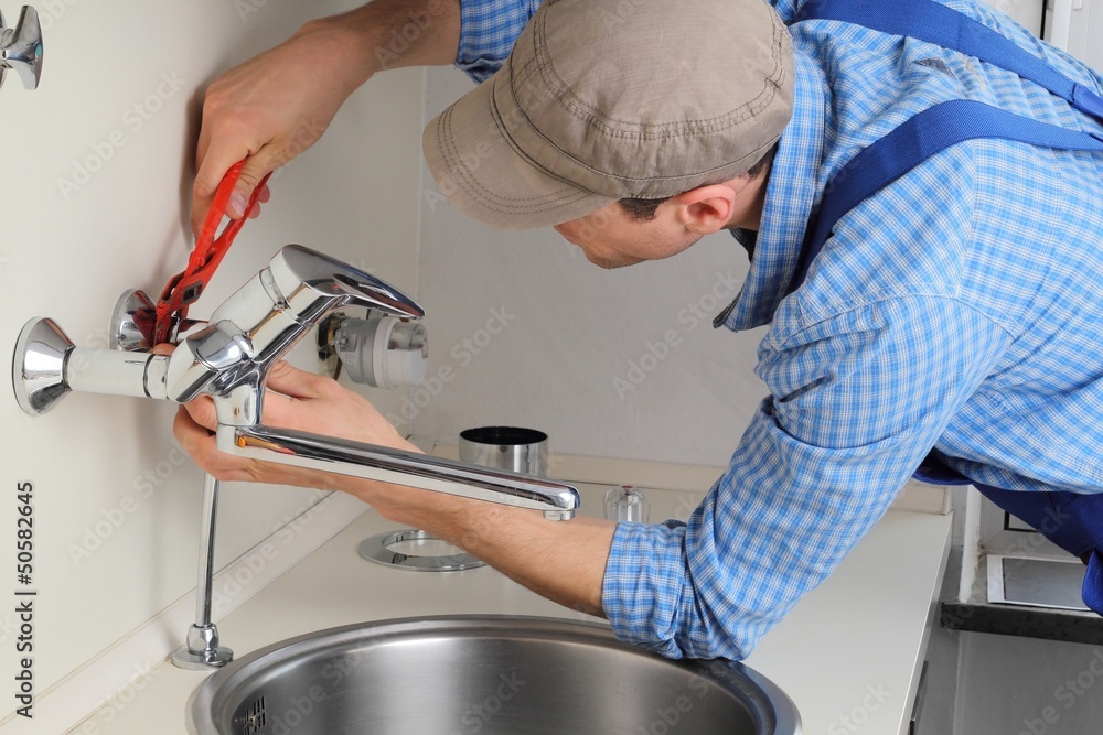 Klempner montiert Wasserhahn 2 Klempner montiert Wasserhahn 2