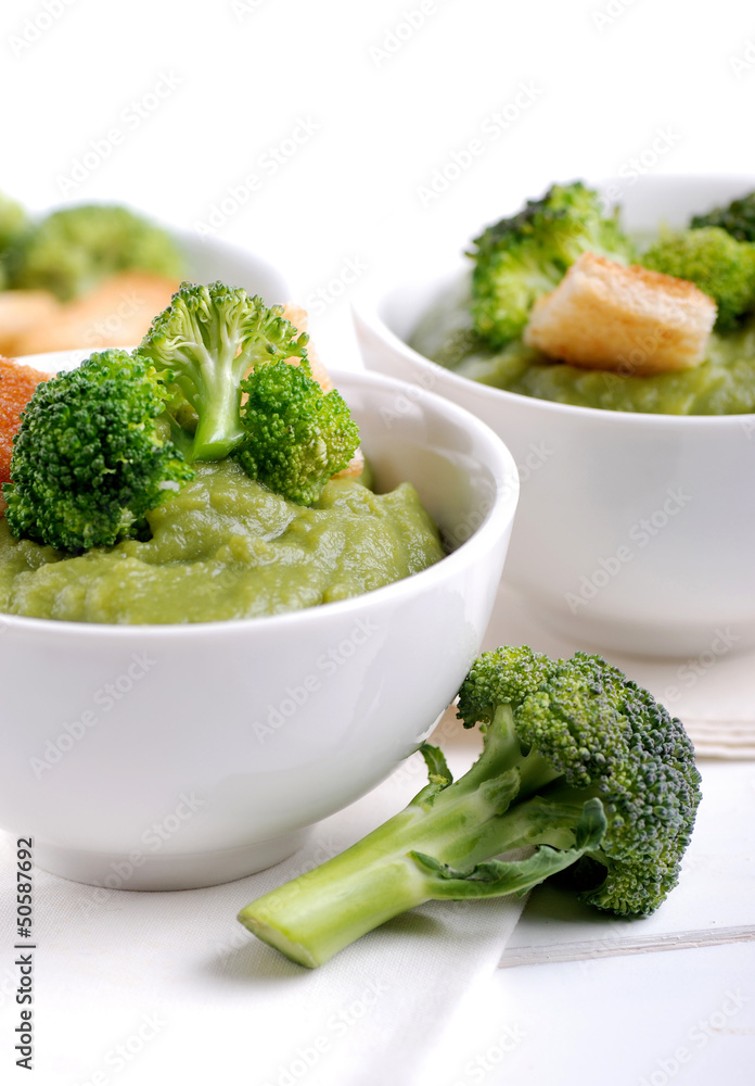 crema di broccoli con crostini in ciotola bianca crema di broccoli con crostini in ciotola bianca