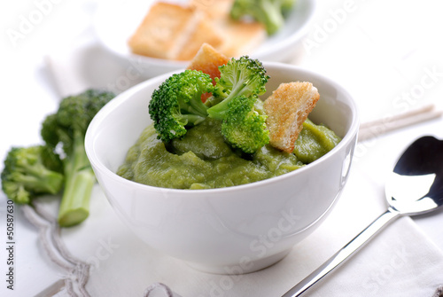 crema di broccoli con crostini in ciotola bianca