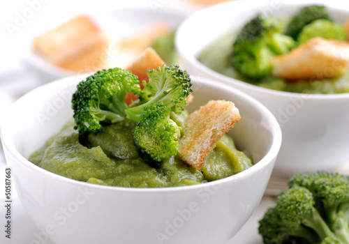 crema di broccoli con crostini in ciotola bianca