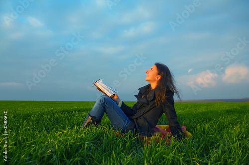 Obraz na płótnie Teen girl reading the Bible outdoors w salonie