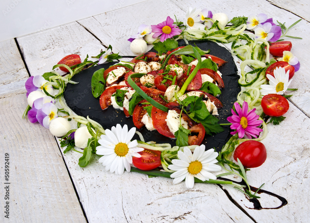 Italienisch genießen Herz aus Mozzarella, Tomaten und Basilikum Stock