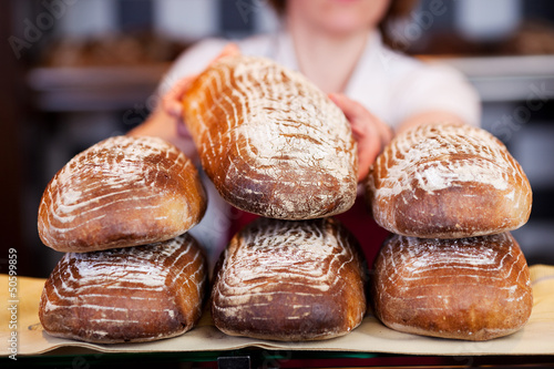 verkäuferin mit brot in der bäckerei