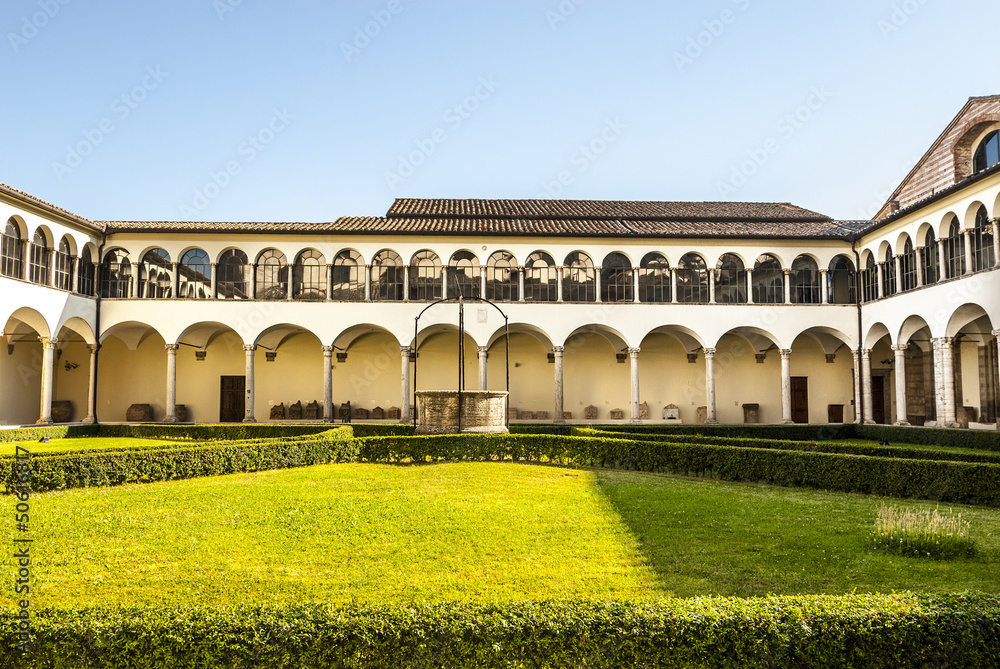 Fototapeta premium Perugia - Gothic church, cloister