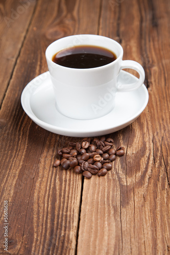 Kaffeetasse mit Bohnen auf Holz II