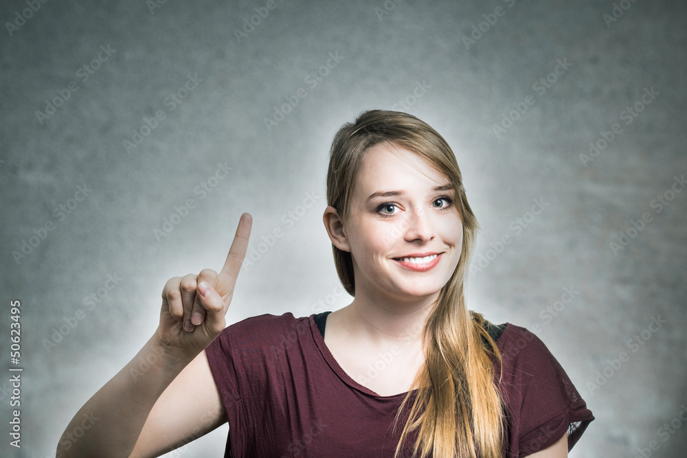 Junge Frau hat einen Hinweis Junge Frau hat einen Hinweis