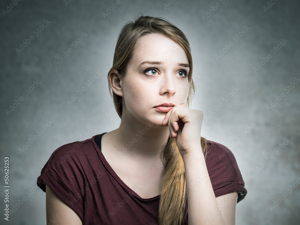 Junge Frau voller Sorgen Junge Frau voller Sorgen