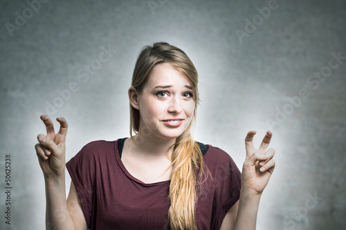 Tableau sur toile Junge Frau macht Anführungszeichen
