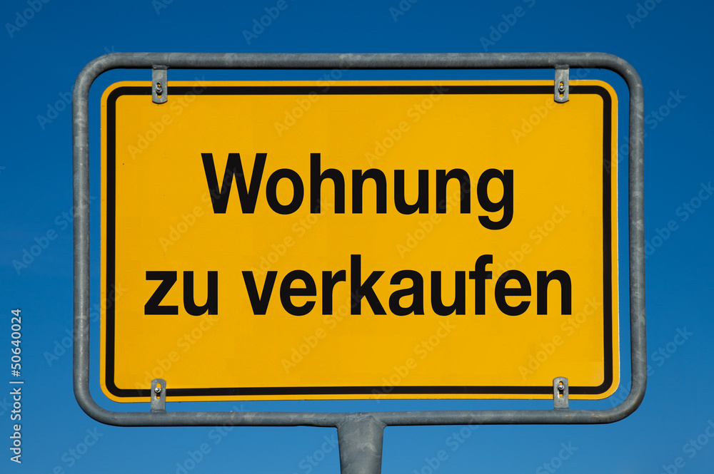 Ortsschild mit blauem Himmel WOHNUNG ZU VERKAUFEN Ortsschild mit blauem Himmel WOHNUNG ZU VERKAUFEN