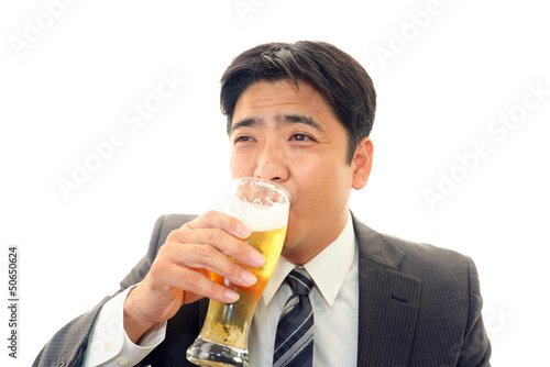 Obraz na płótnie ビールを飲む男性 w salonie