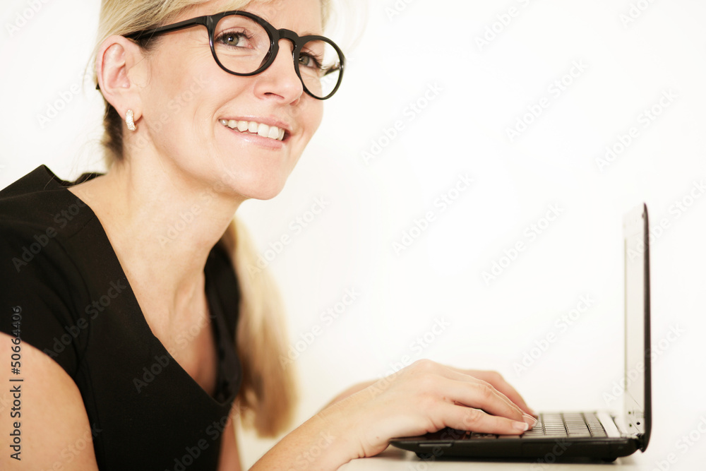 hübsche Frau mit Laptop