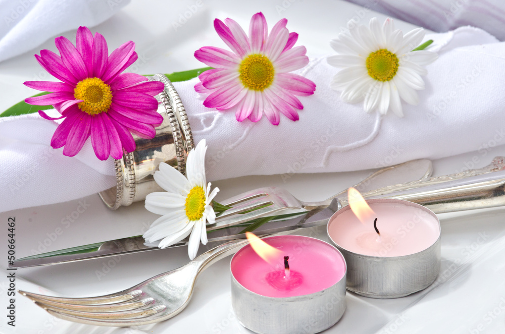 Romantisches Gedeck mit Kerzen und Gänseblümchen Romantisches Gedeck mit Kerzen und Gänseblümchen