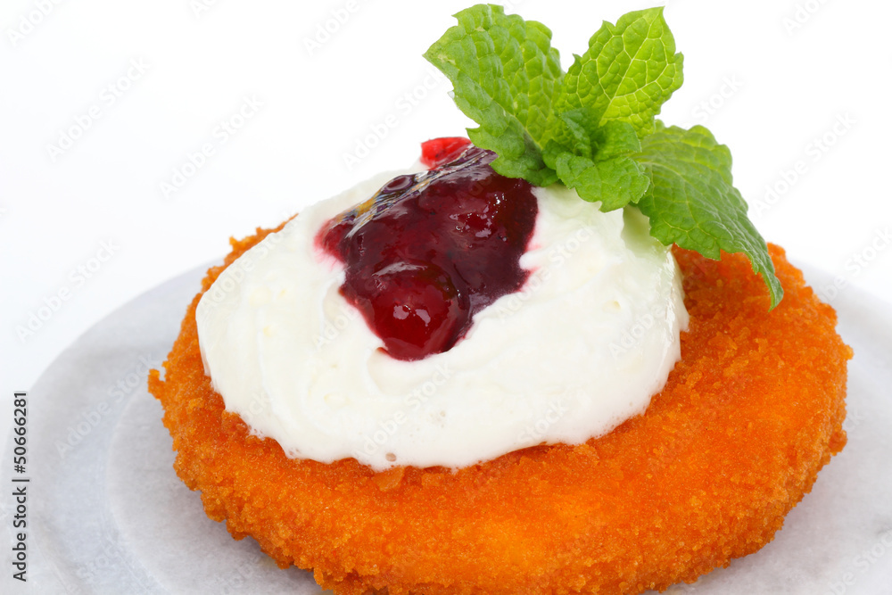 Knuspriger Camembert mit Sahne und Preiselbeeren Knuspriger Camembert mit Sahne und Preiselbeeren