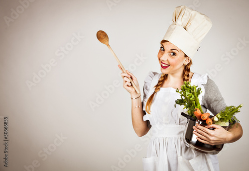 Cuoca in cucina con ortaggi photo