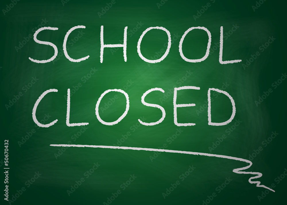 Obraz premium Blackboard on which is written with chalk school closed