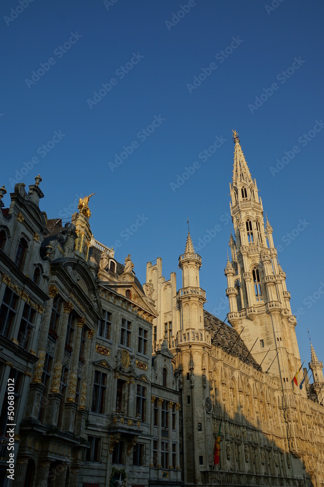 Belfried des Brüsseler Rathauses und Bürgerhäuser am Grand Place