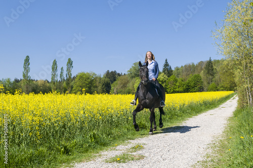 auf dem Pferd die Natur genießen © ARochau