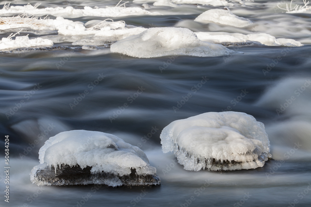 Eis an Felsbrocken im Fluß Eis an Felsbrocken im Fluß