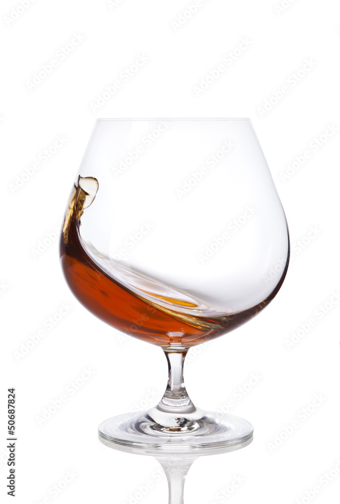 Cognac im Schwenker isoliert Cognac im Schwenker isoliert