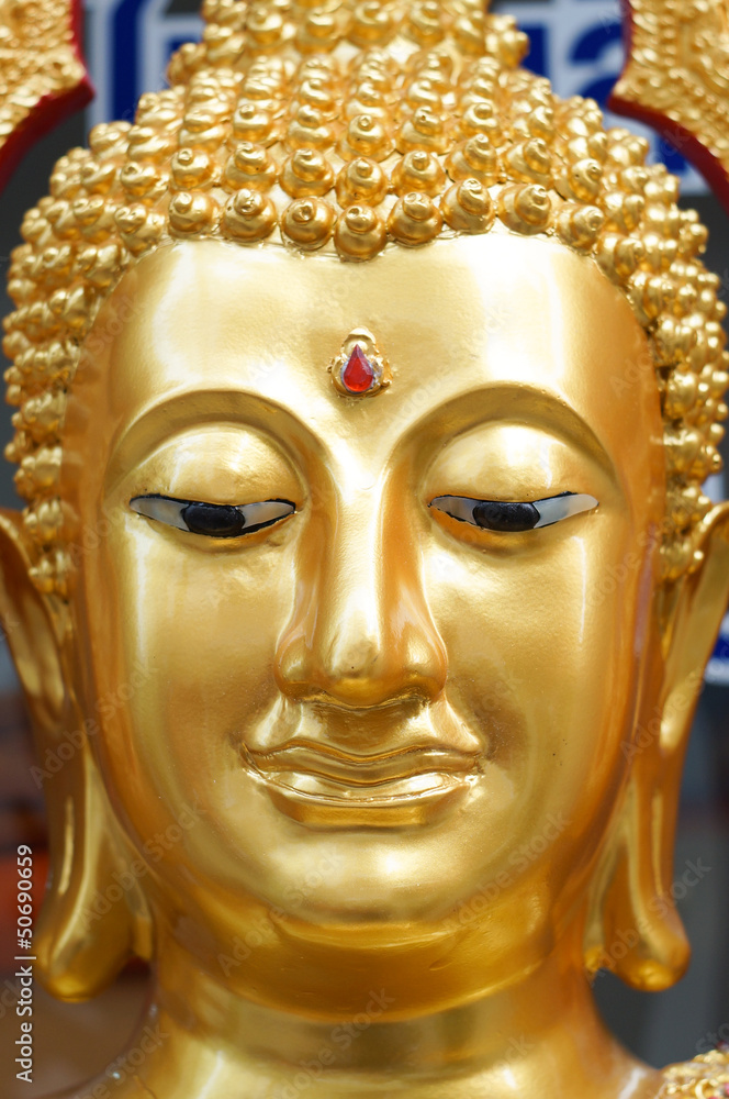 The face of gold buddha