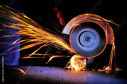 Fototapet Worker cutting metal with grinder