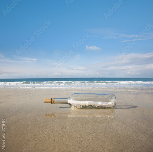 Flaschenpost im Sand