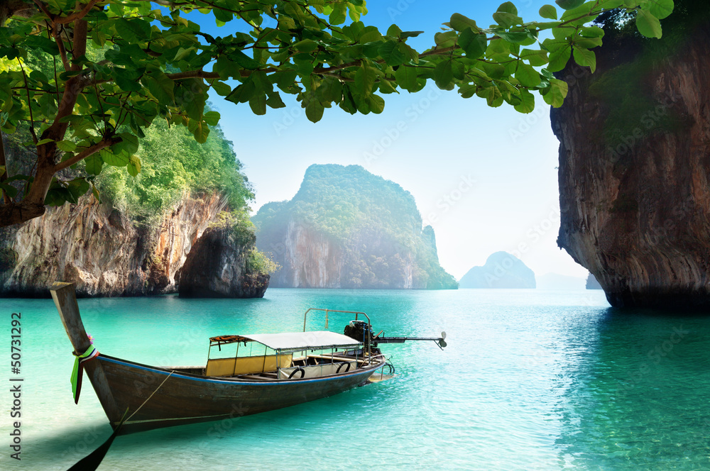 Naklejka premium łódź na małej wyspie w Tajlandii