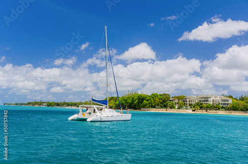 Fototapet Catamaran in Torquoise Water and Blue Sky
