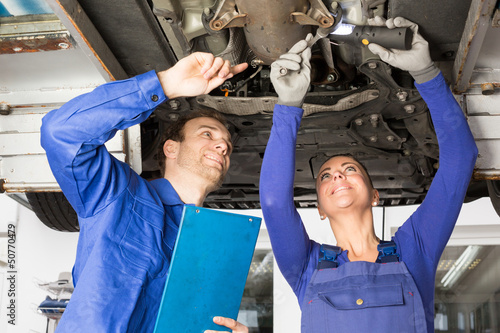 Zwei Mechaniker reparieren ein Auto