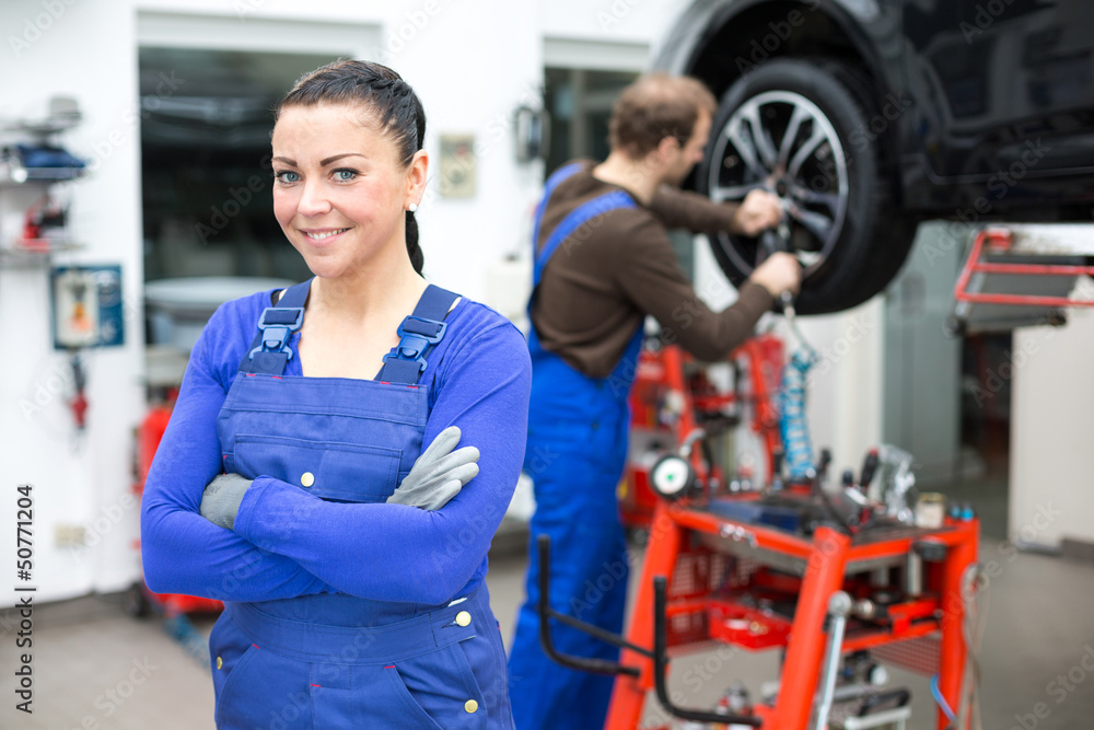 Kfz Mechanikerin in einer Autowerkstatt Kfz Mechanikerin in einer Autowerkstatt