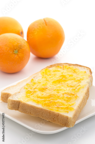 食パンにマーマレードジャム