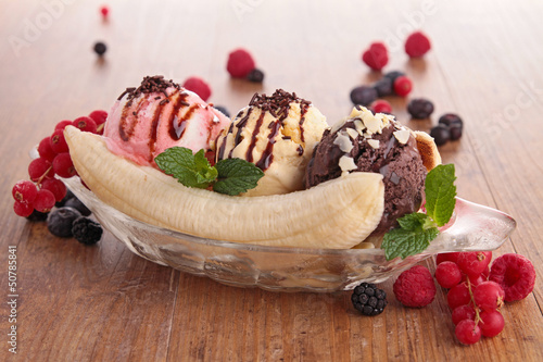 banana split and berries photo