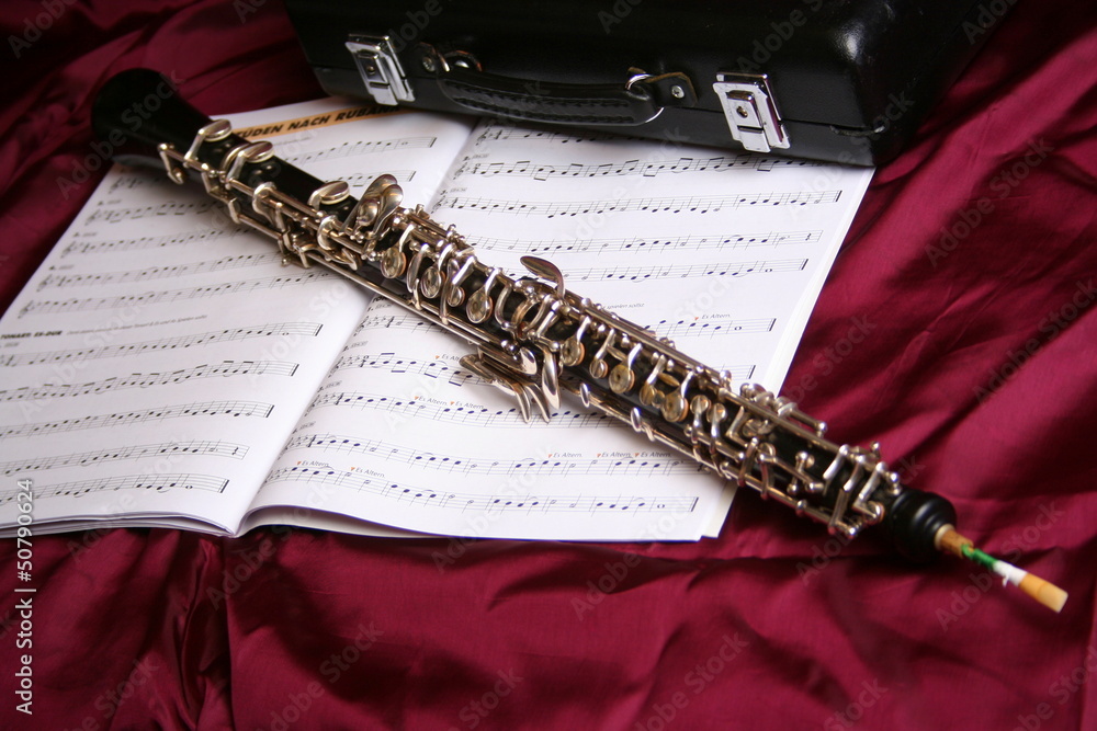 Naklejka premium Oboe auf Notenheft