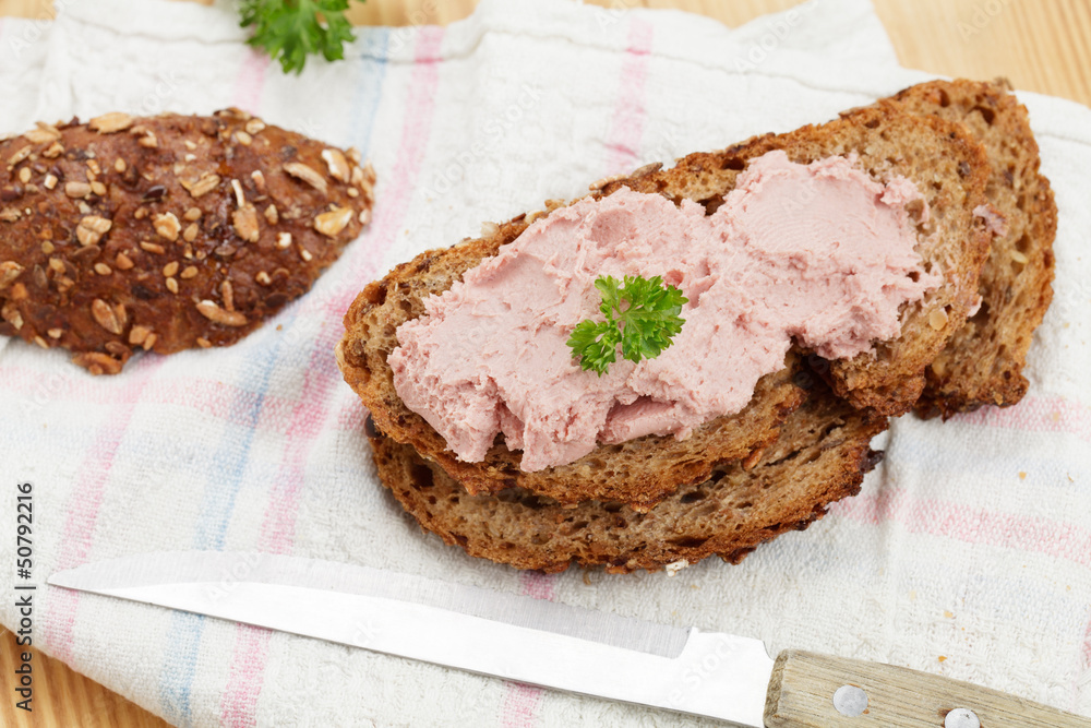 Vollkornbrot mit Leberwurst Vollkornbrot mit Leberwurst