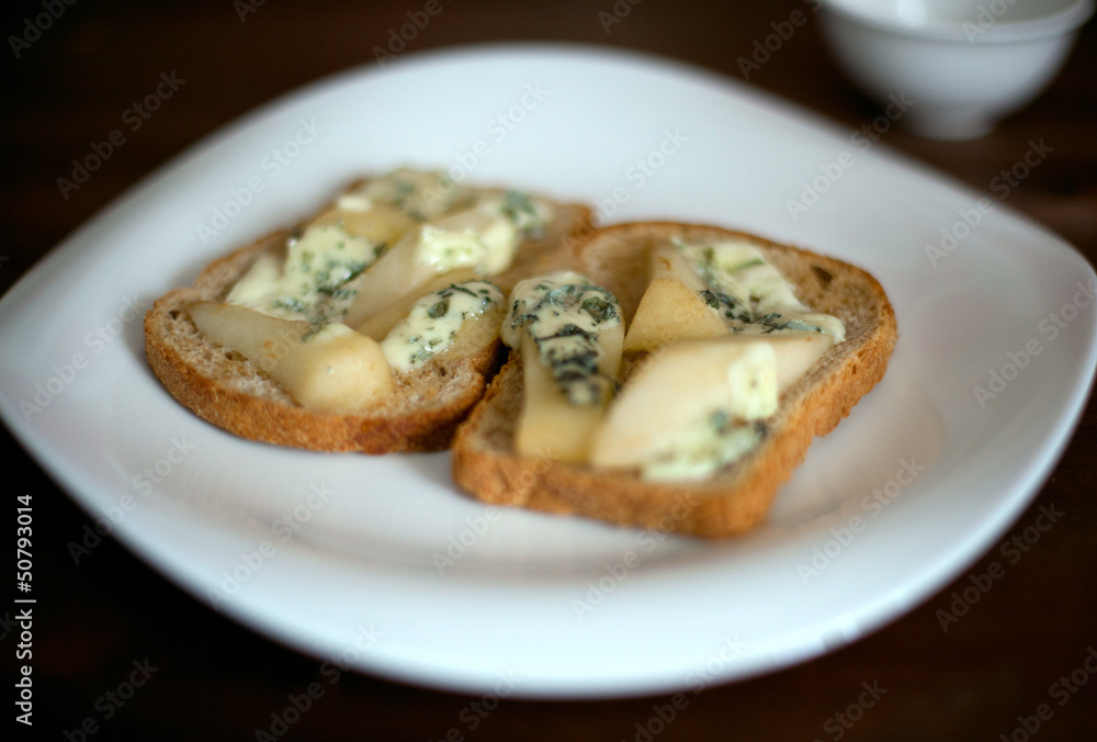 Toast with pear and blue cheese