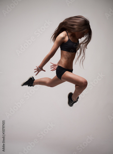 girl doing gymnastick jump