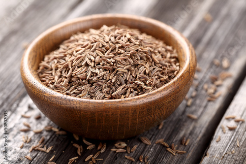Foto Cumin seeds in a wooden plate