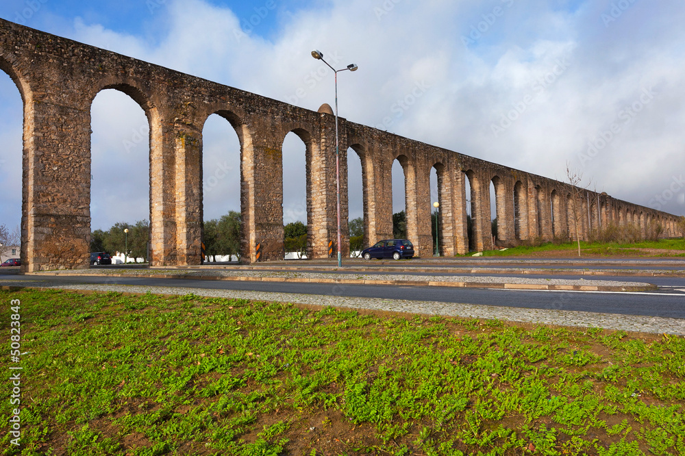 Obraz premium Ancient aqueduct in Evora, Portugal