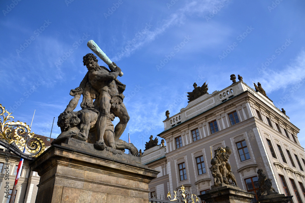 Obraz premium Statue of fighter in front of the Prague Castle