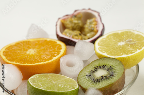 Zitrus- und exotische Früchte auf Eis