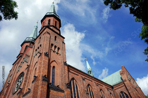 Fasada gotyckiego kościoła w Pruszkowie