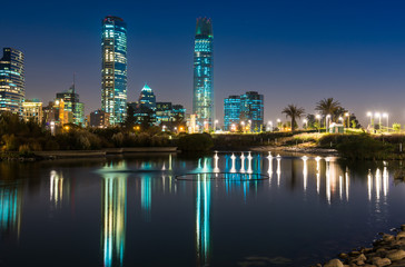 Acrylglasbilder Stadt am Wasser Funkelnde Großstadtlichter bei Nacht  © progat