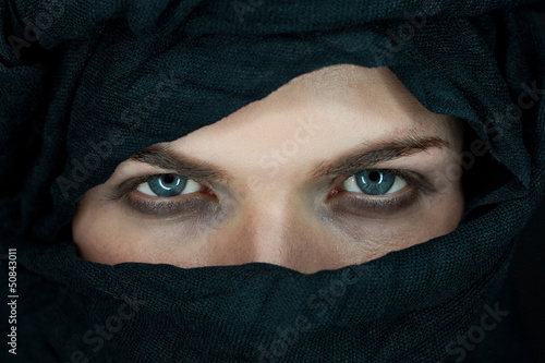 Tableau sur toile eyes of a beautiful man with black scarf