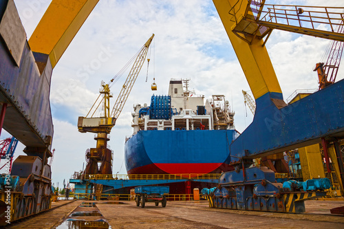 Fotografiet Ship and monumental crane in the shipyard.