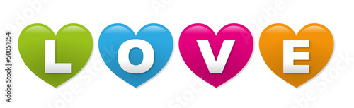 Schriftzug „LOVE“ auf bunten Herzen – Vektor und freigestellt