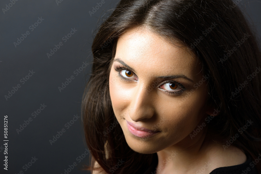 Naklejka premium young woman posing on gray background in studio