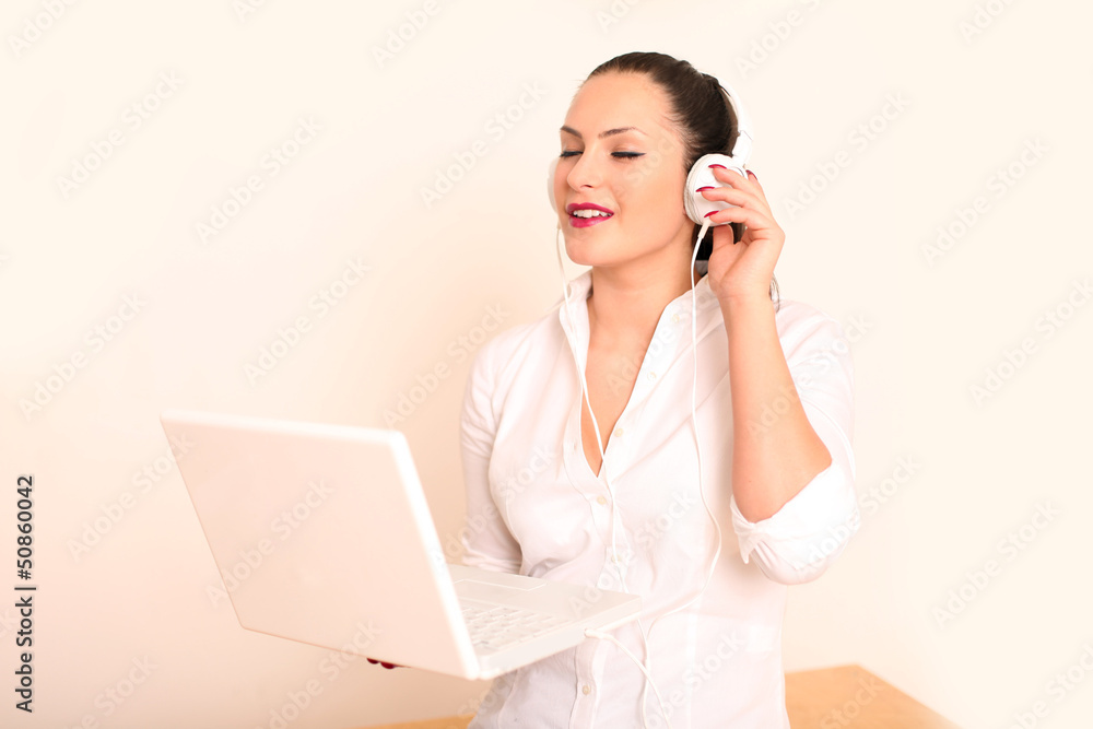 junges Model mit Laptop junges Model mit Laptop