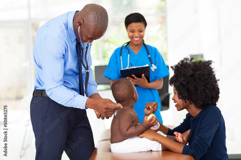 Obraz premium pediatric doctor examining a child
