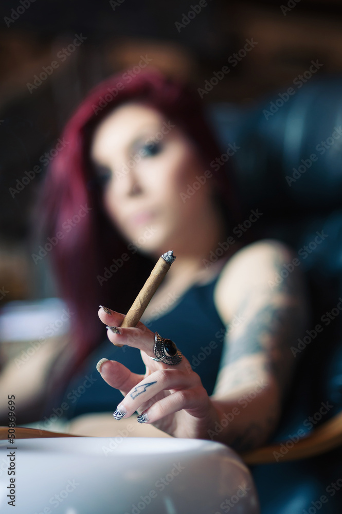 Red head girl with tattoo smoking cigar, shallow dof. Stock-foto | Adobe  Stock