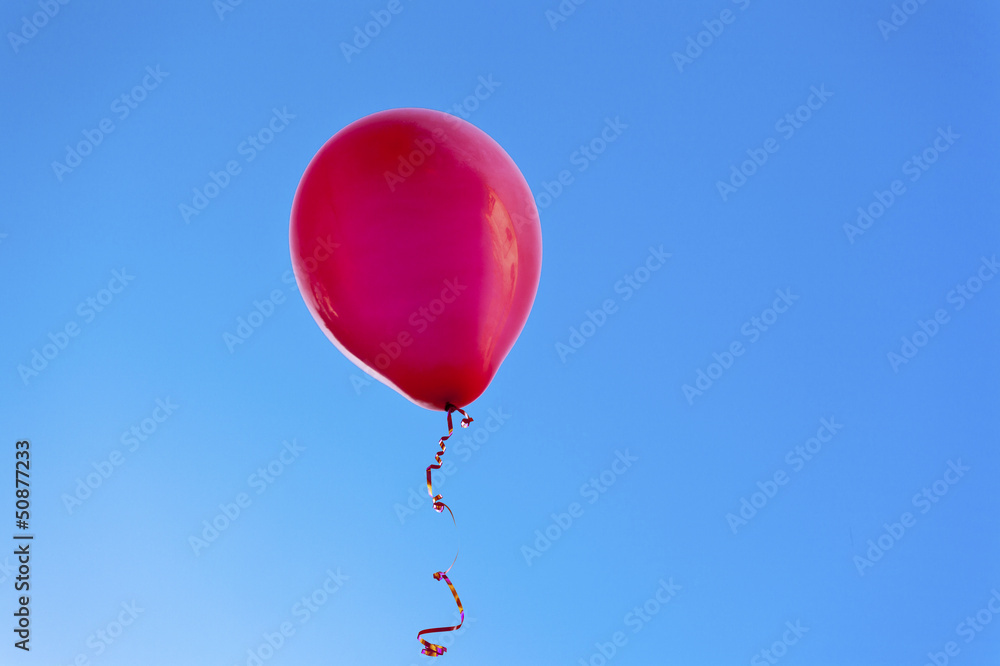 ballon rouge sur fond de ciel bleu Stock Photo
